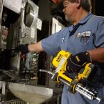 DeWalt DCGG571M1-GB 18V XR Cordless Grease Gun incl. 1x 4.0Ah Battery