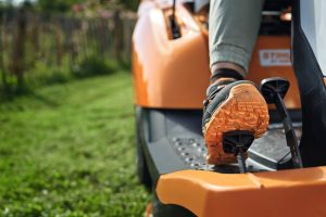 STIHL RT 4097 SX Lawn Tractor with Side Discharge